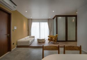 Căn hộ 84 m2 thiết kế tối giản với phòng ngủ mở rộng